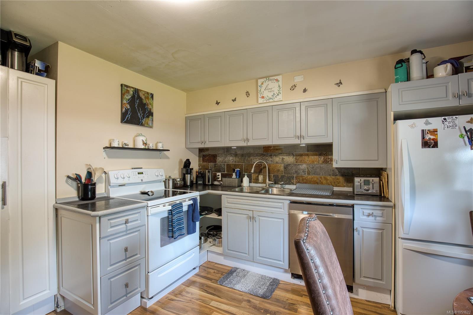 543 Bradley St — listing photo 7 of 39