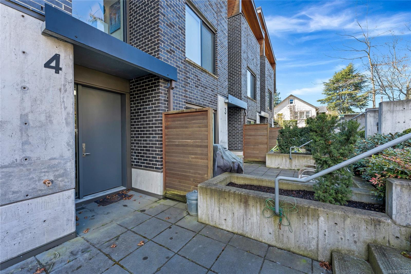 4-991 McKenzie Ave — listing photo 3 of 33