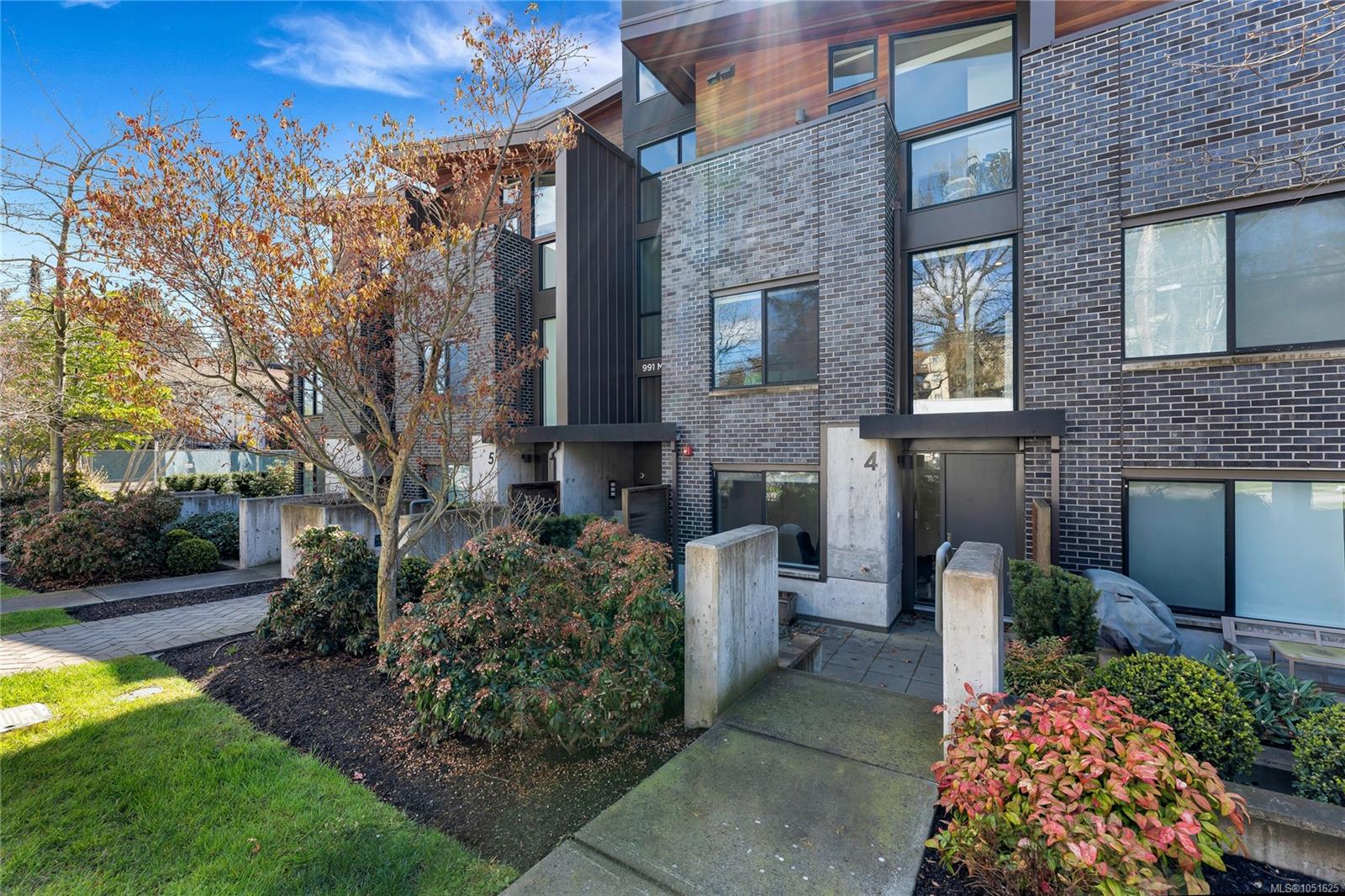 4-991 McKenzie Ave — listing photo 4 of 33