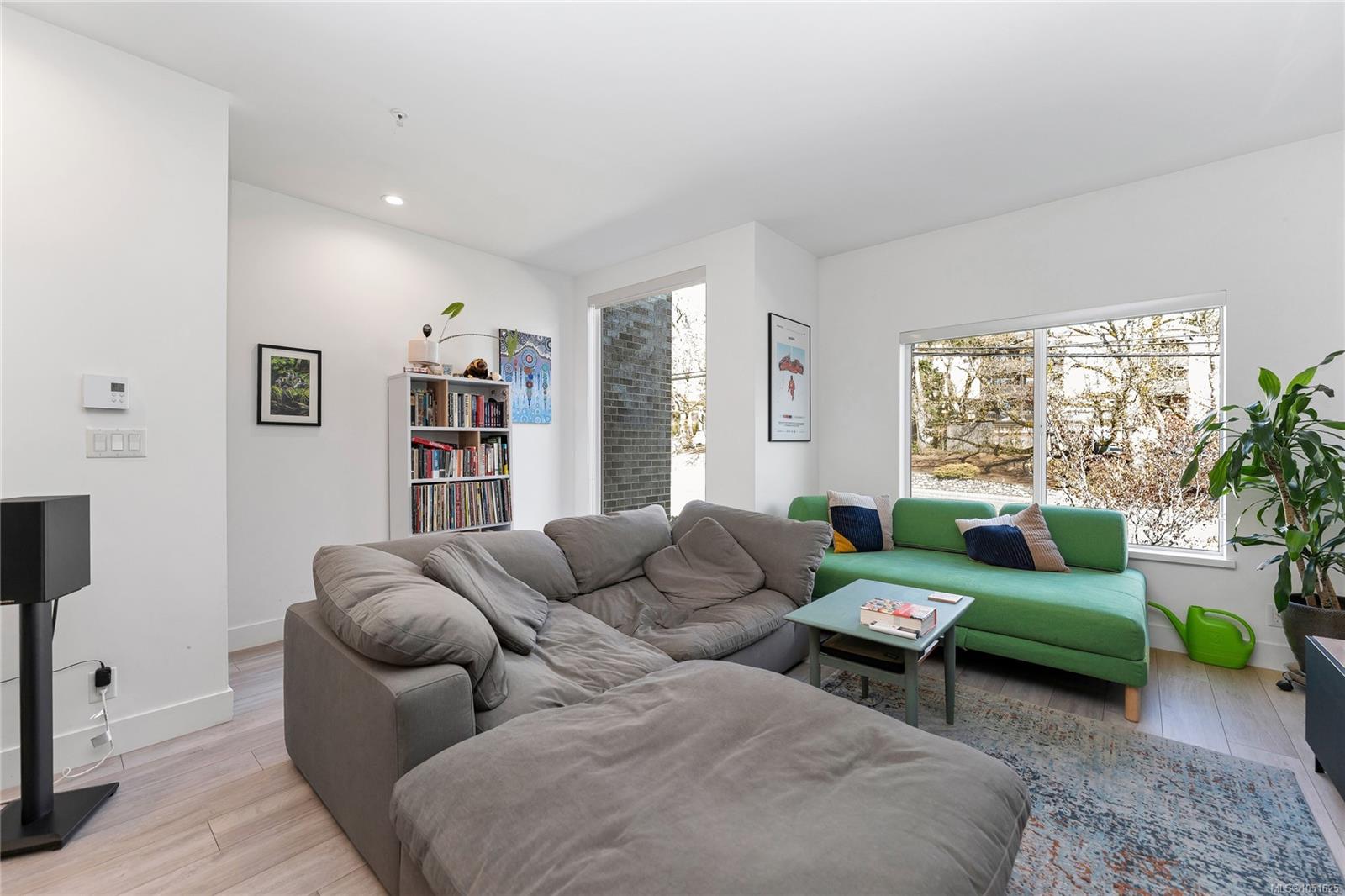 4-991 McKenzie Ave — listing photo 5 of 33