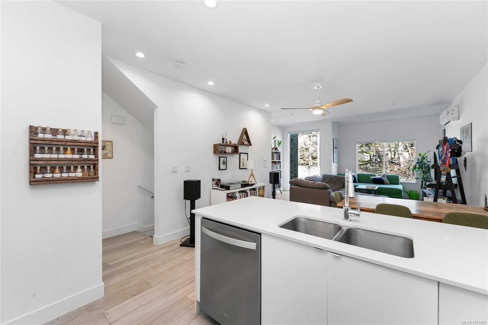 4-991 McKenzie Ave — listing photo 8 of 33