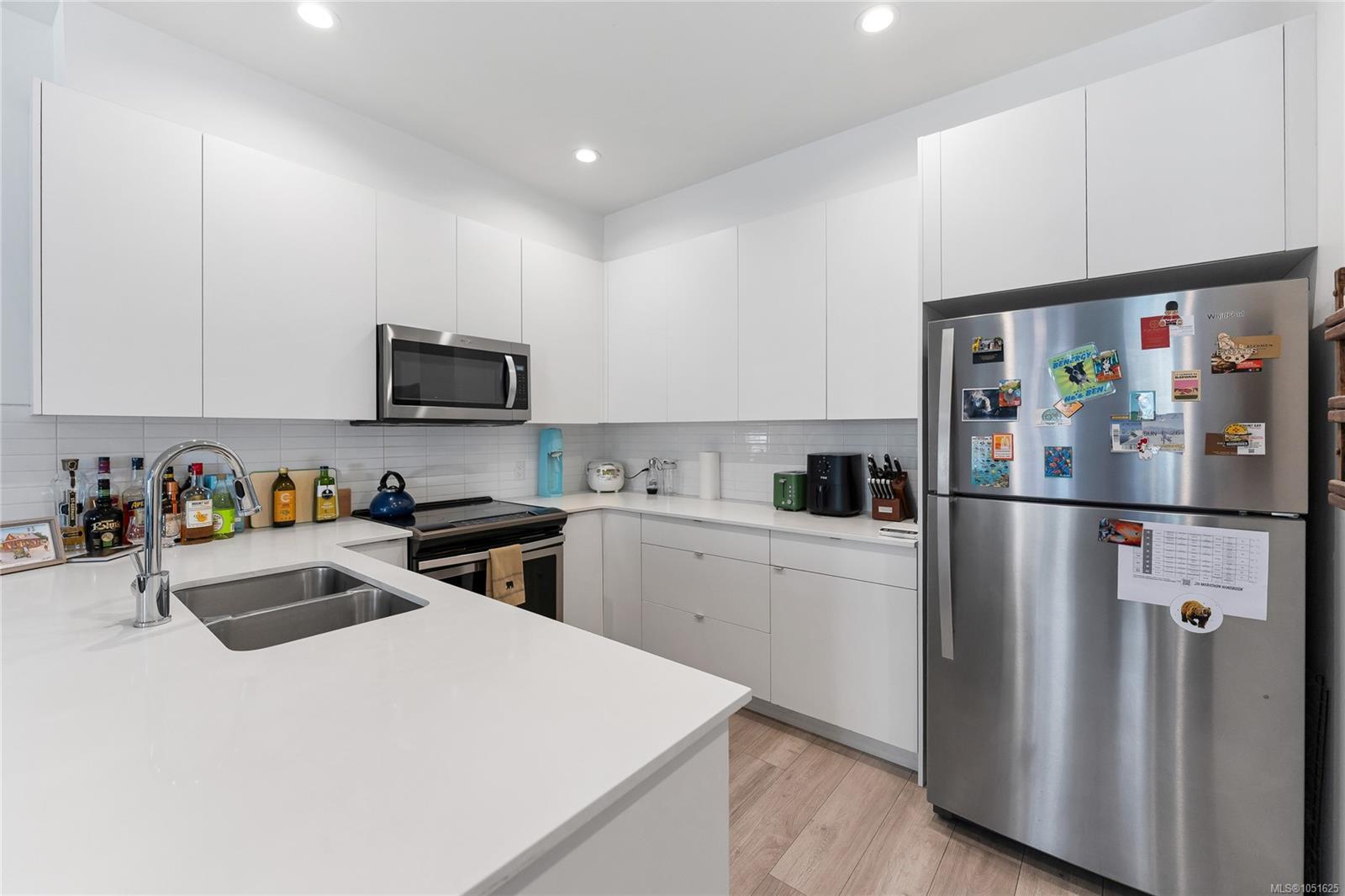 4-991 McKenzie Ave — listing photo 9 of 33