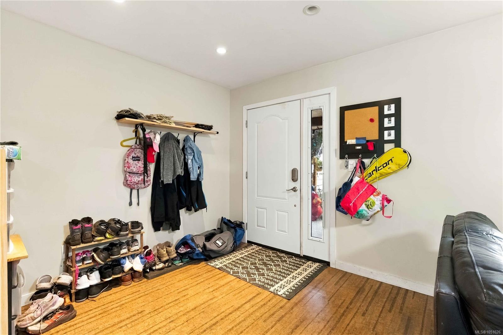2778 Kingswood Rd — listing photo 9 of 44