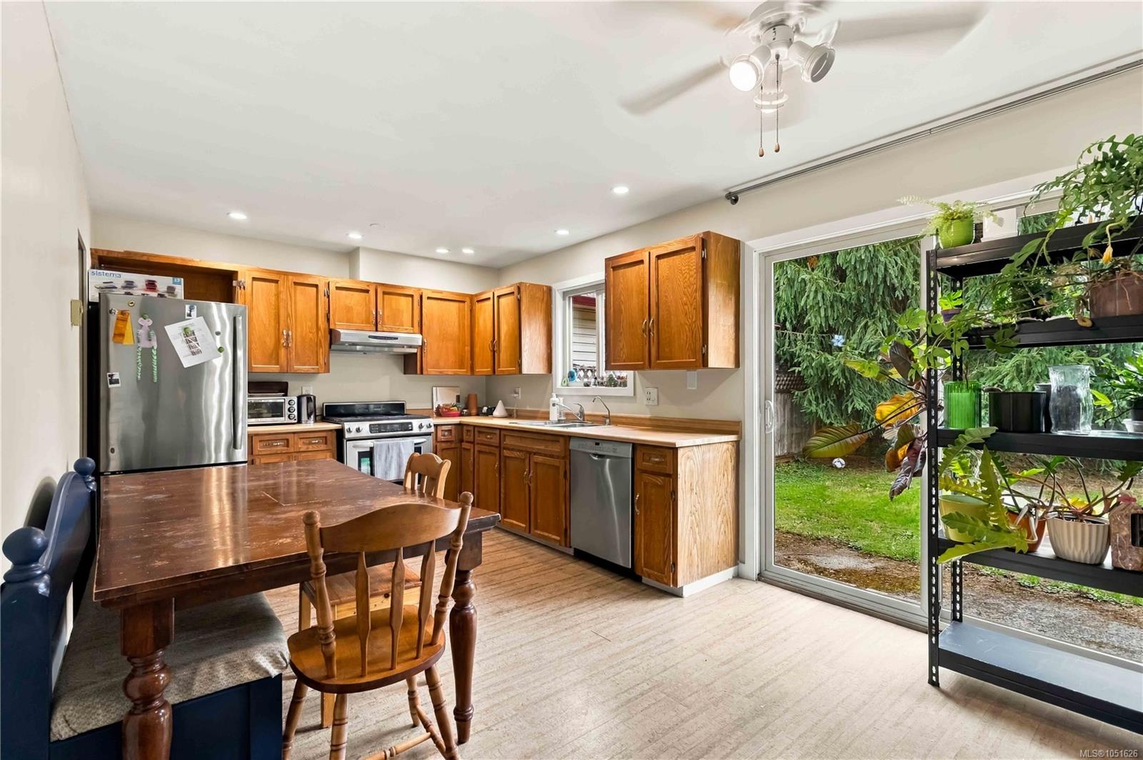 2778 Kingswood Rd — listing photo 10 of 44