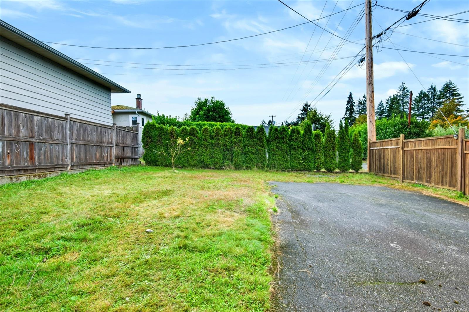4954 Maitland St — listing photo 3 of 21