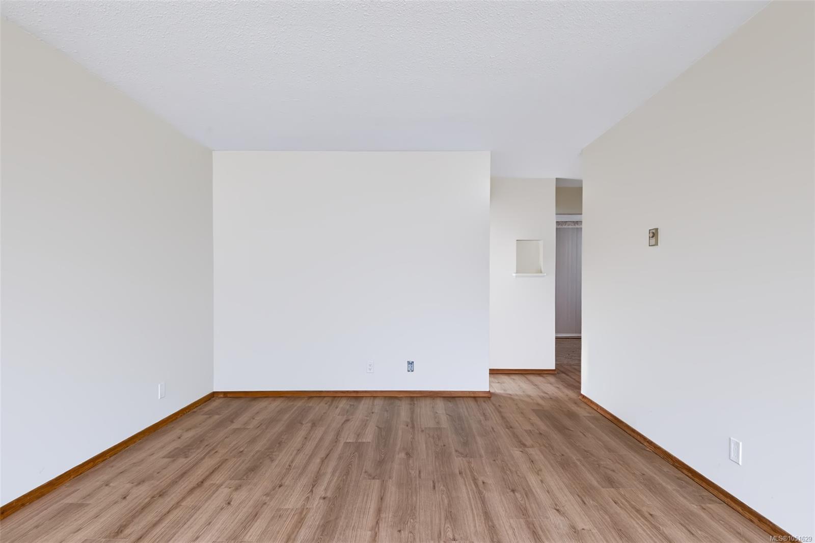 4954 Maitland St — listing photo 5 of 21