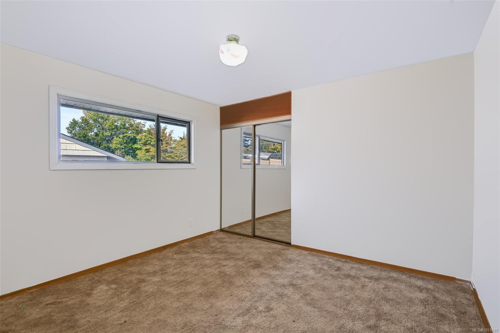 4954 Maitland St — listing photo 9 of 21