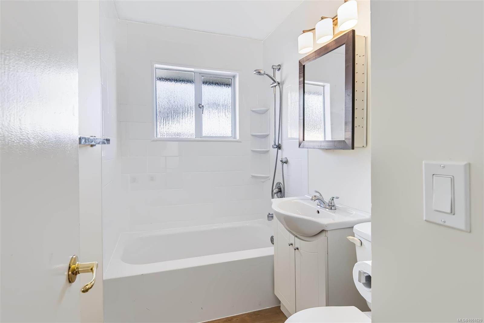4954 Maitland St — listing photo 10 of 21