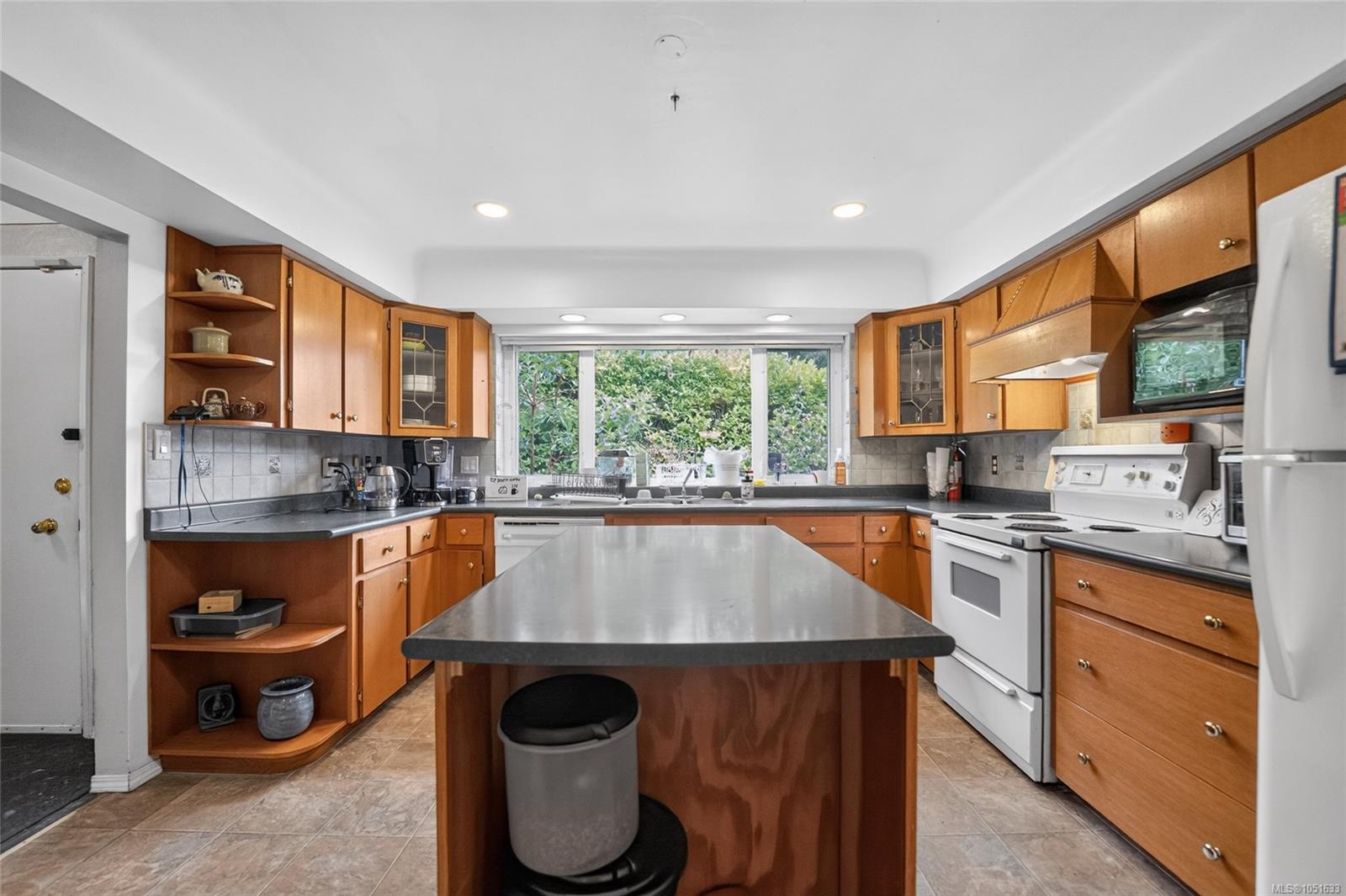 2025 Forest Dr — listing photo 5 of 36