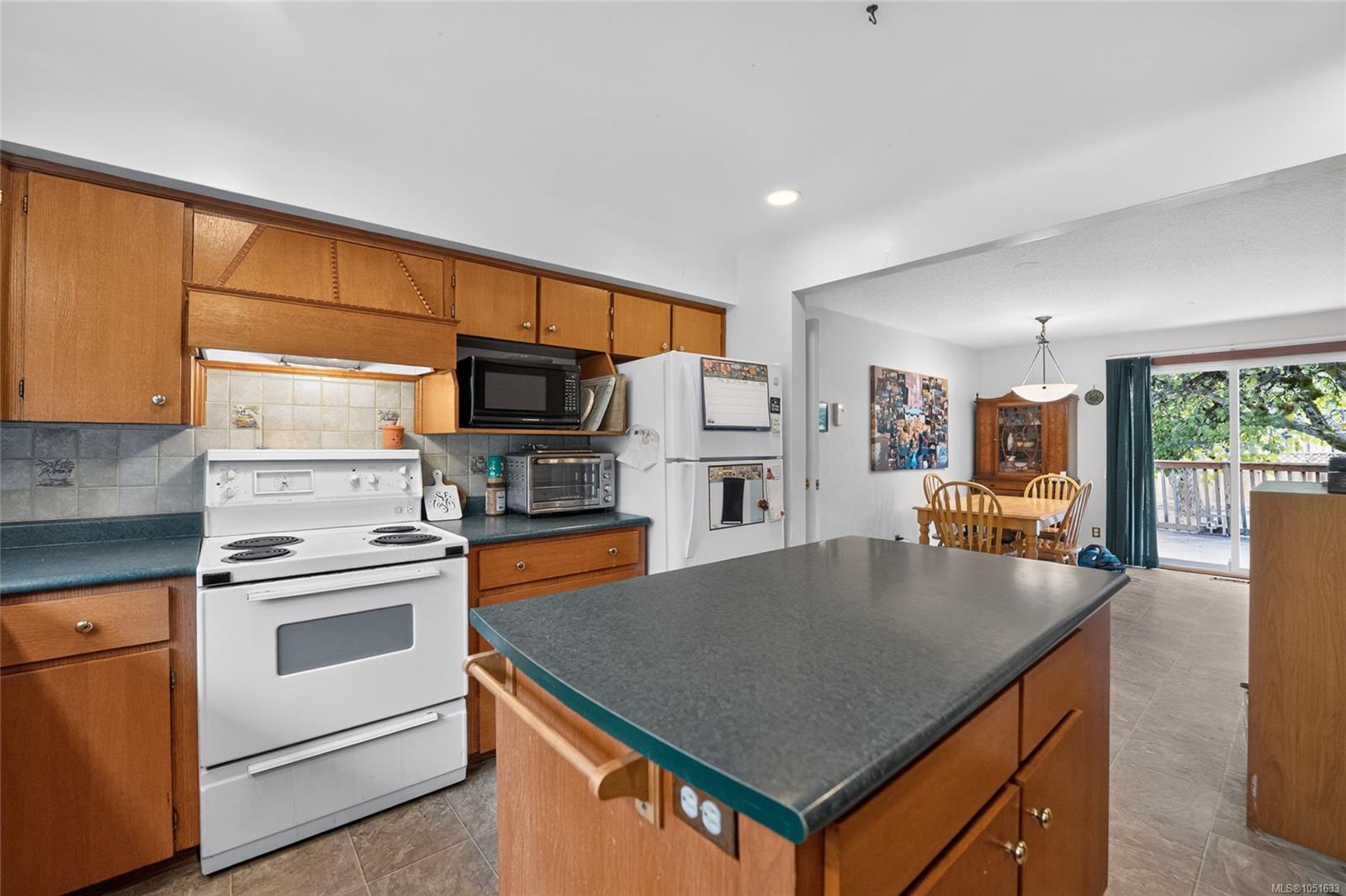 2025 Forest Dr — listing photo 6 of 36