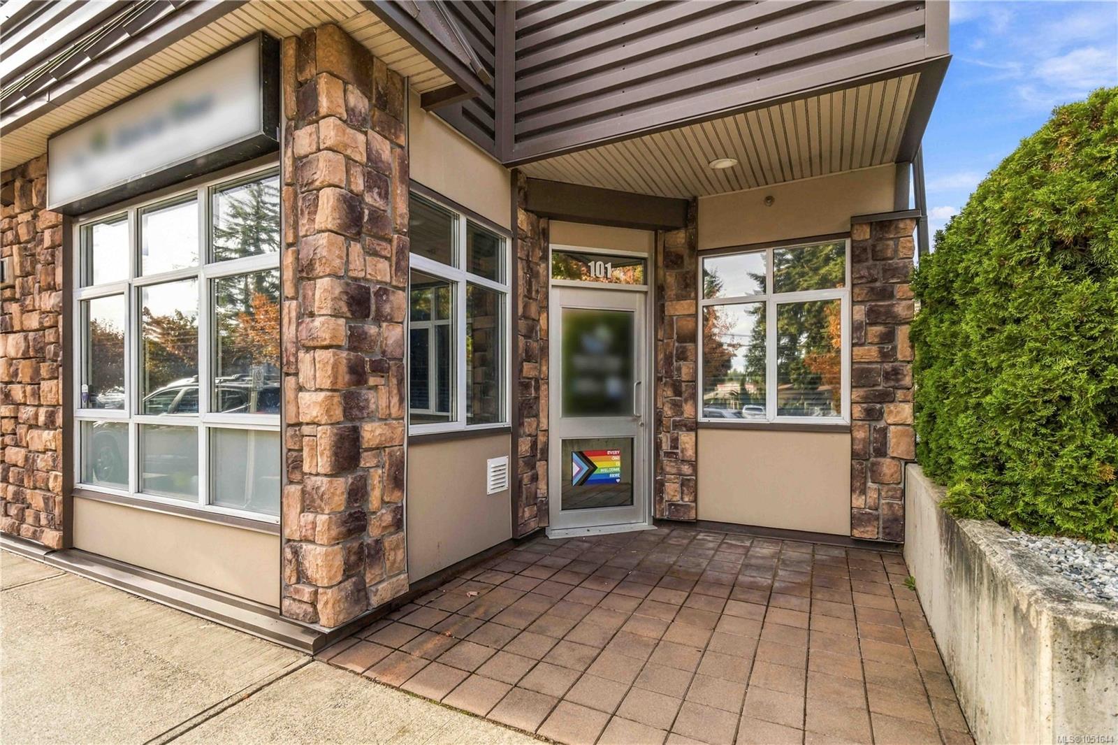 101-2220 Sooke Rd — listing photo 2 of 32