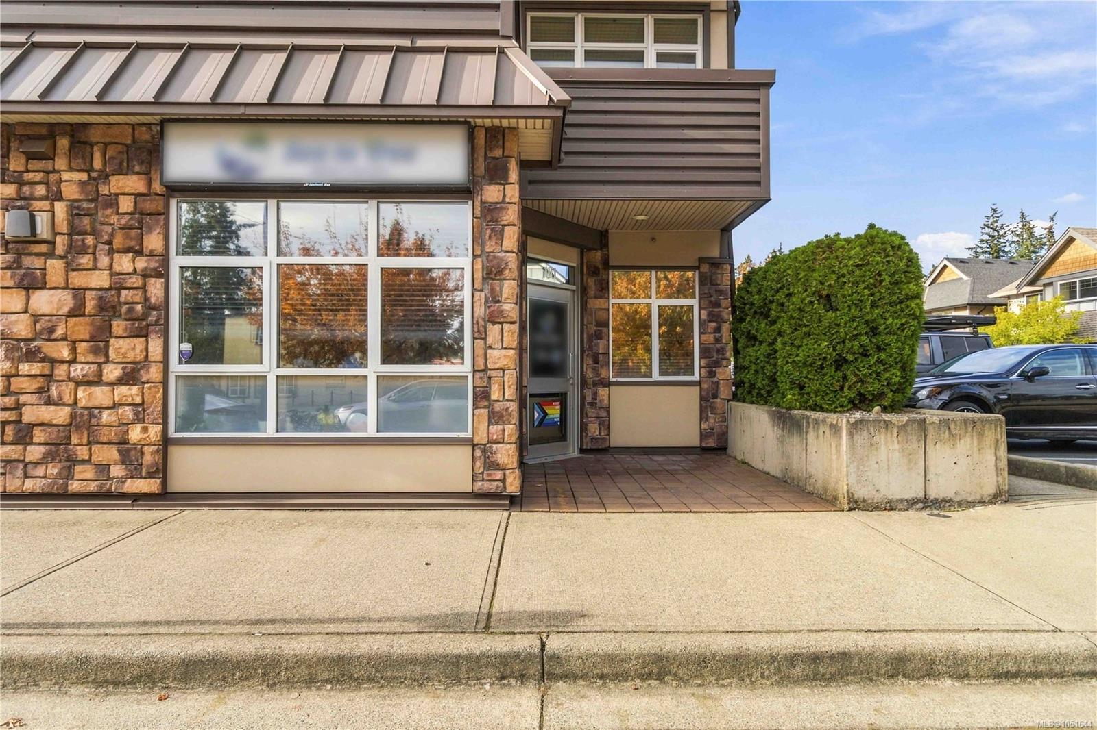 101-2220 Sooke Rd — listing photo 3 of 32