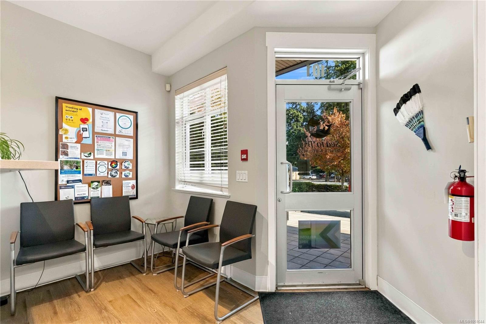 101-2220 Sooke Rd — listing photo 5 of 32