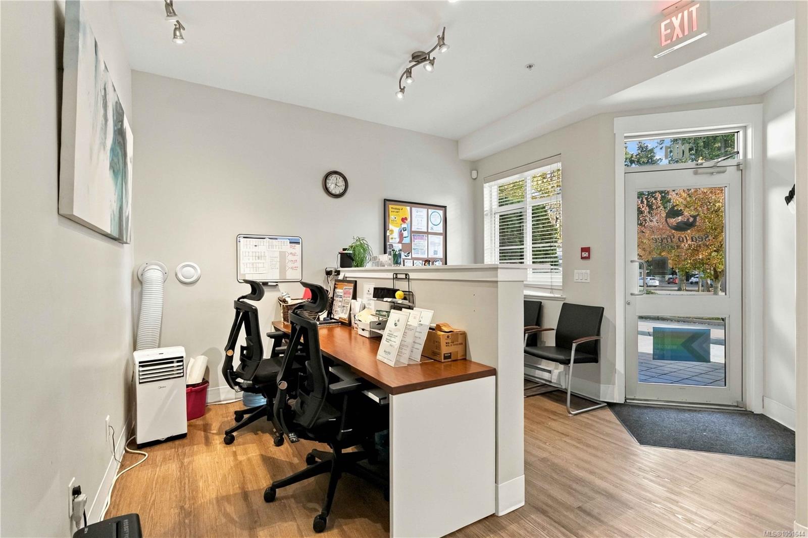 101-2220 Sooke Rd — listing photo 6 of 32