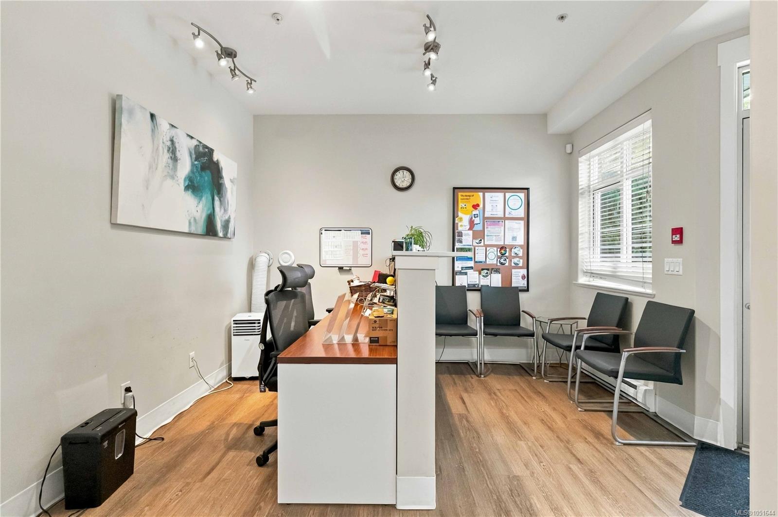 101-2220 Sooke Rd — listing photo 8 of 32