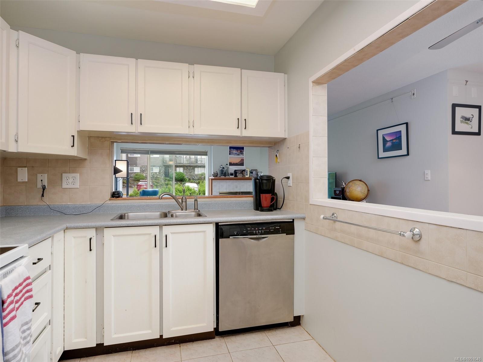 203-3260 Quadra St — listing photo 11 of 25