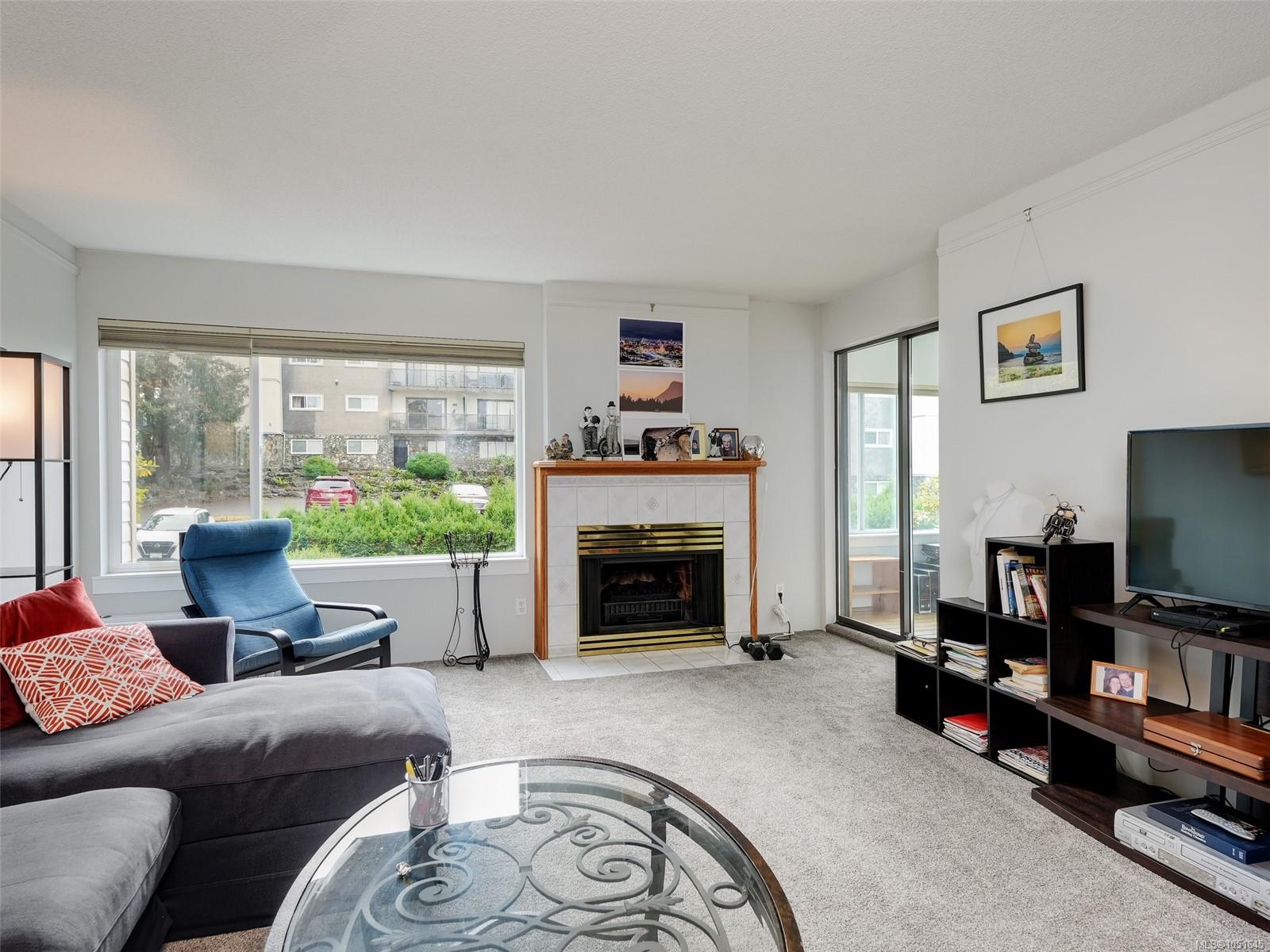 203-3260 Quadra St — listing photo 4 of 25