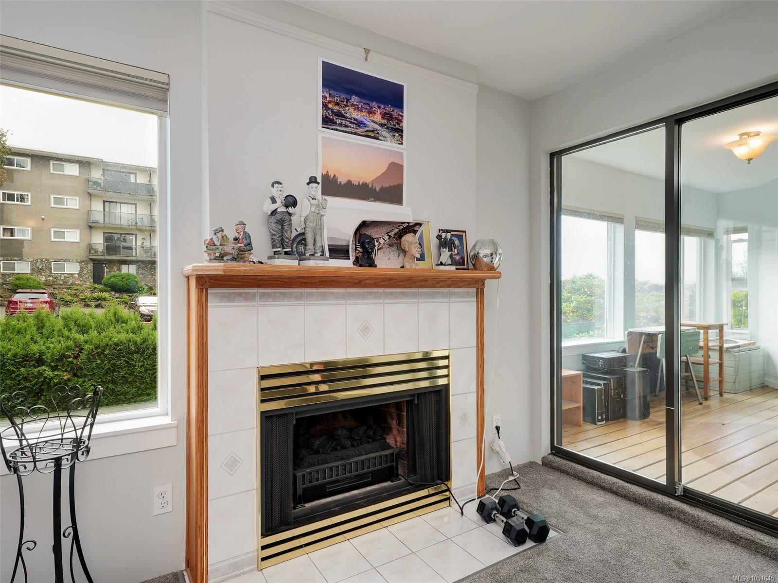 203-3260 Quadra St — listing photo 5 of 25