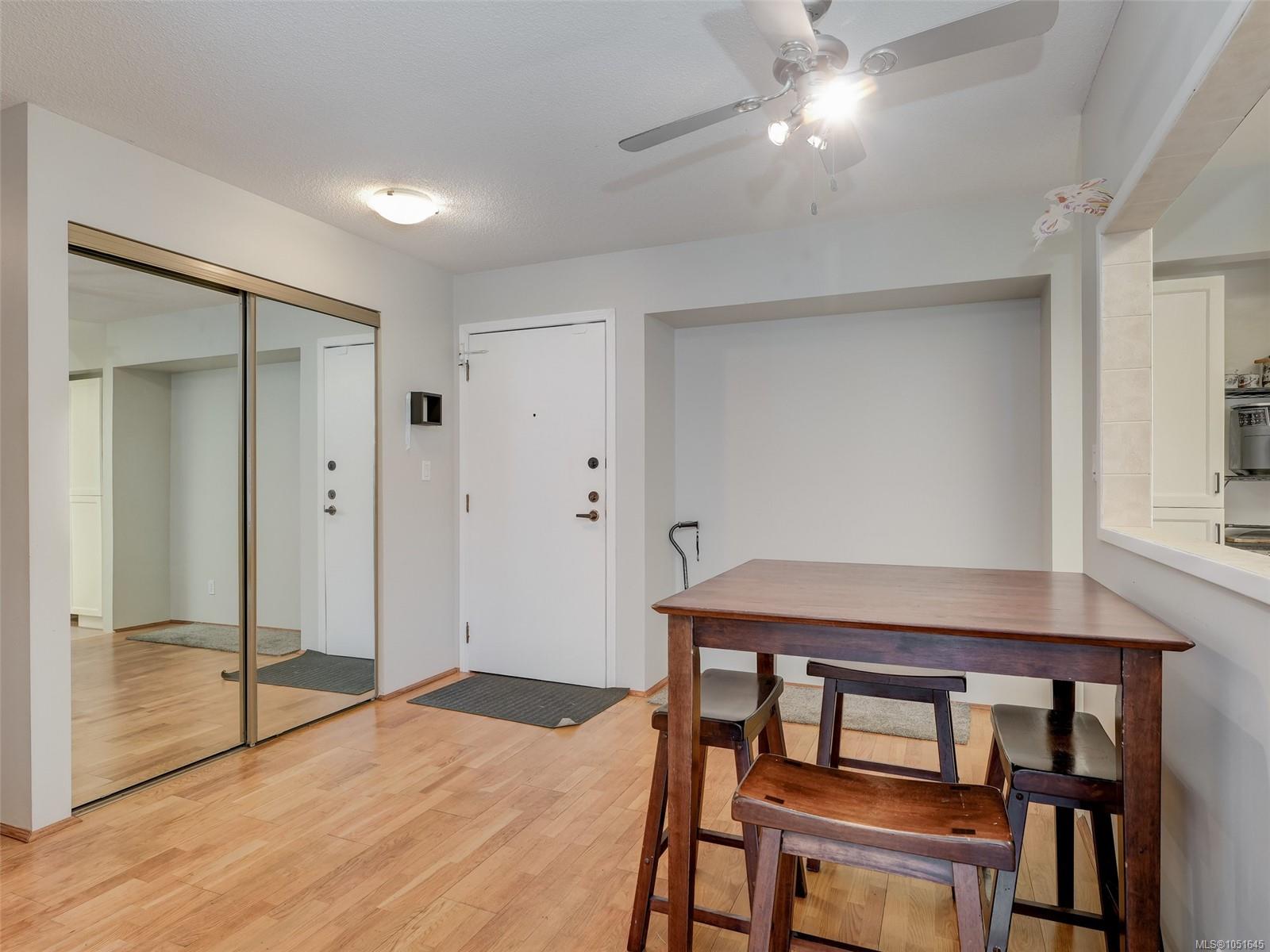 203-3260 Quadra St — listing photo 7 of 25
