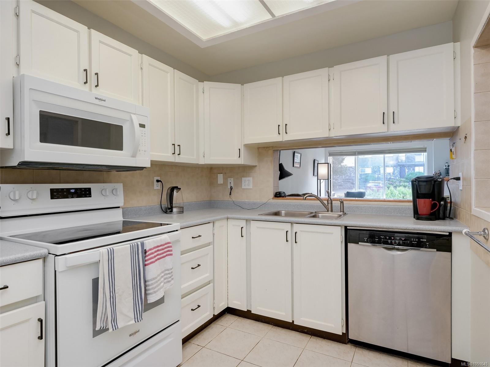 203-3260 Quadra St — listing photo 9 of 25