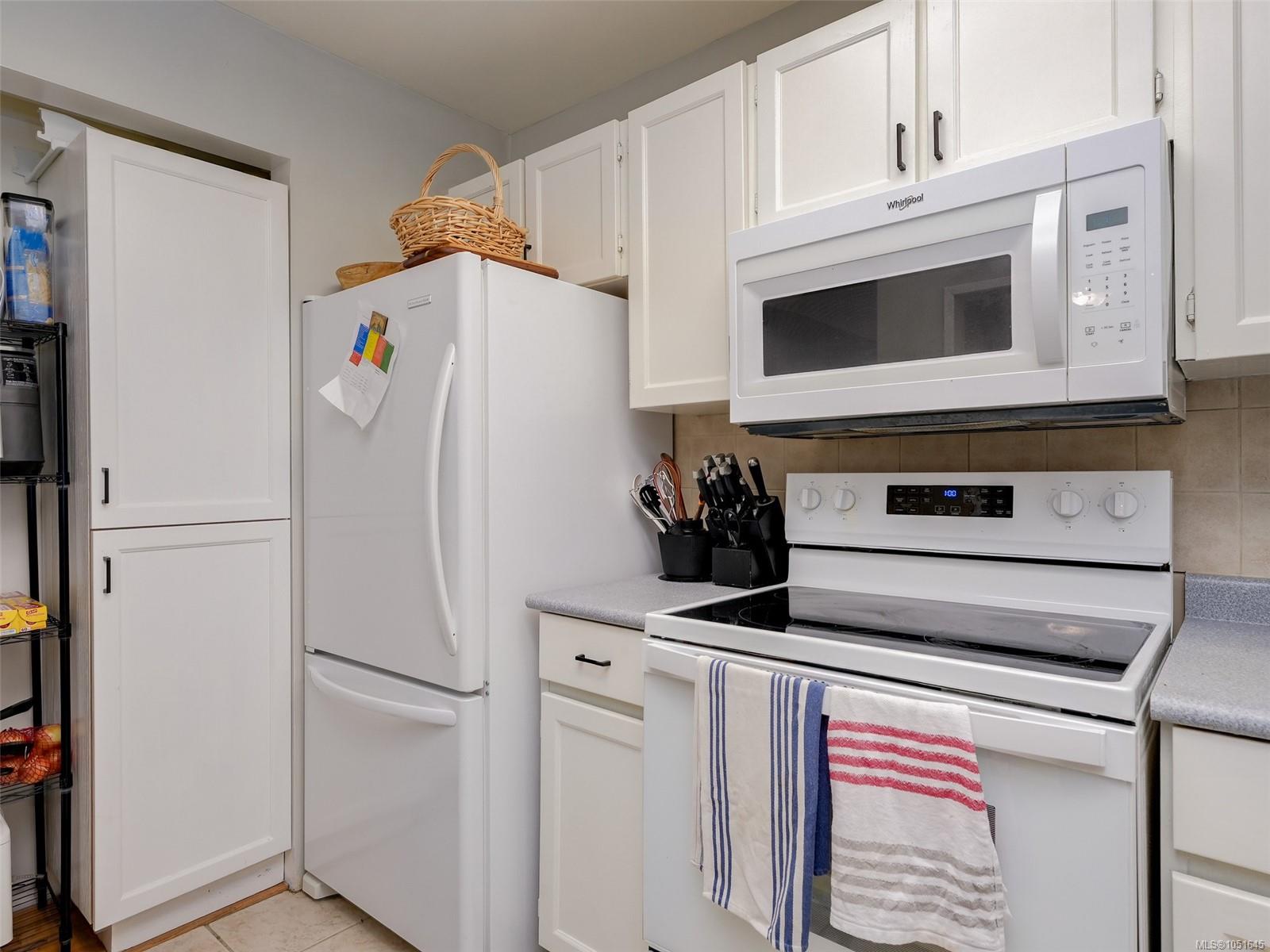 203-3260 Quadra St — listing photo 10 of 25