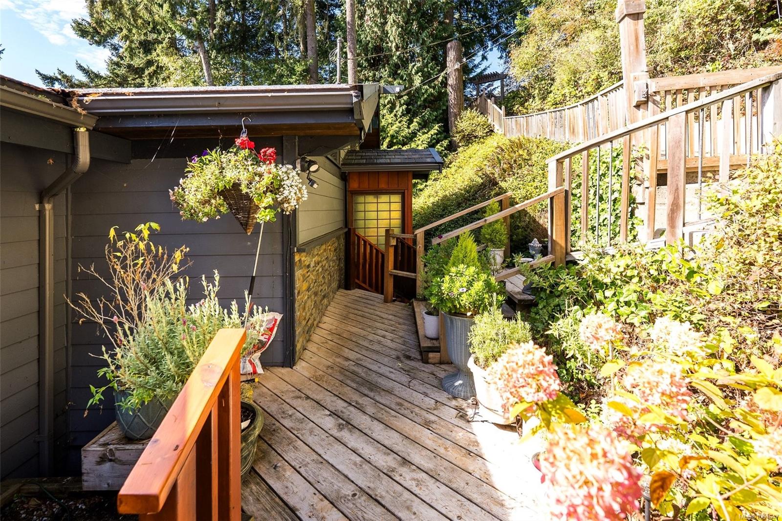 7995 West Coast Rd — listing photo 10 of 85