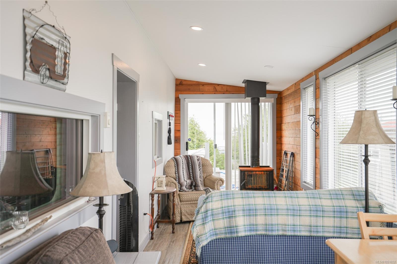 1098 Sixth Ave — listing photo 5 of 18