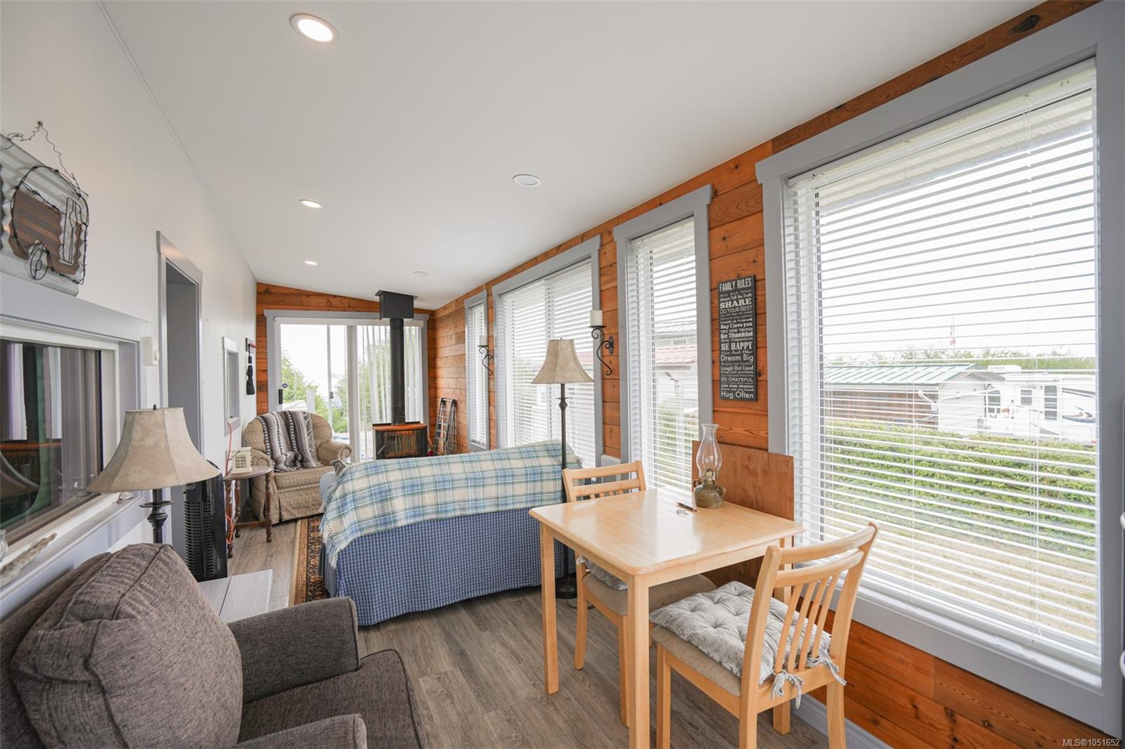 1098 Sixth Ave — listing photo 6 of 18