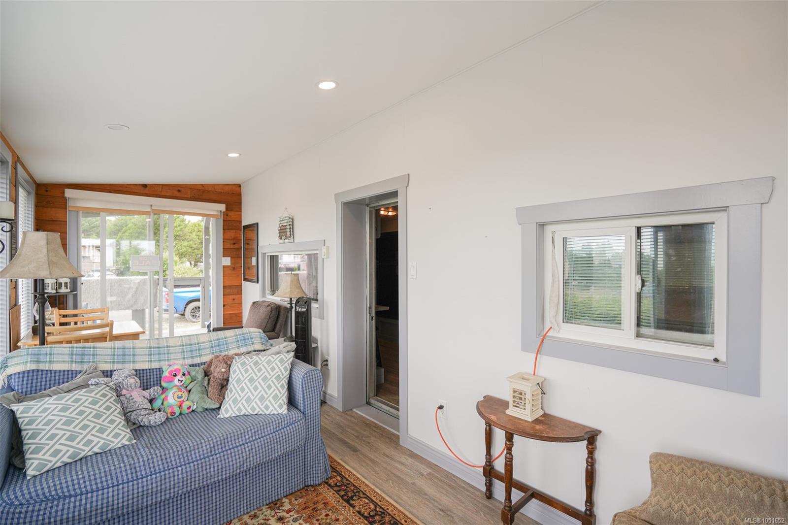 1098 Sixth Ave — listing photo 8 of 18