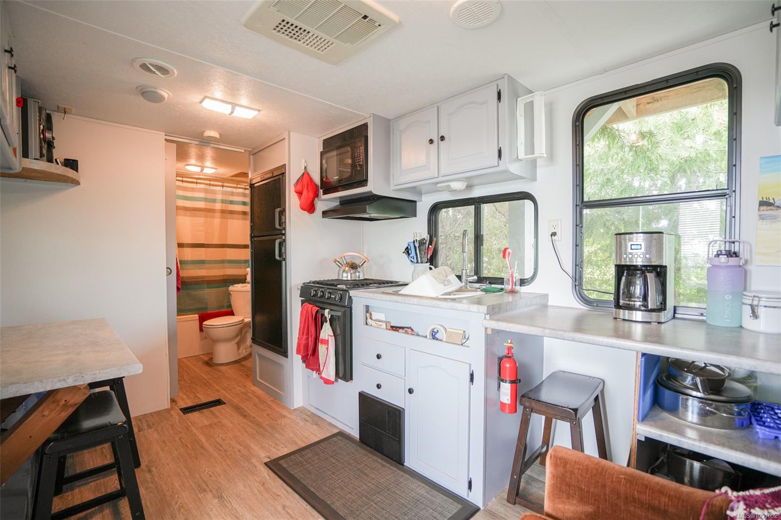 1098 Sixth Ave — listing photo 9 of 18
