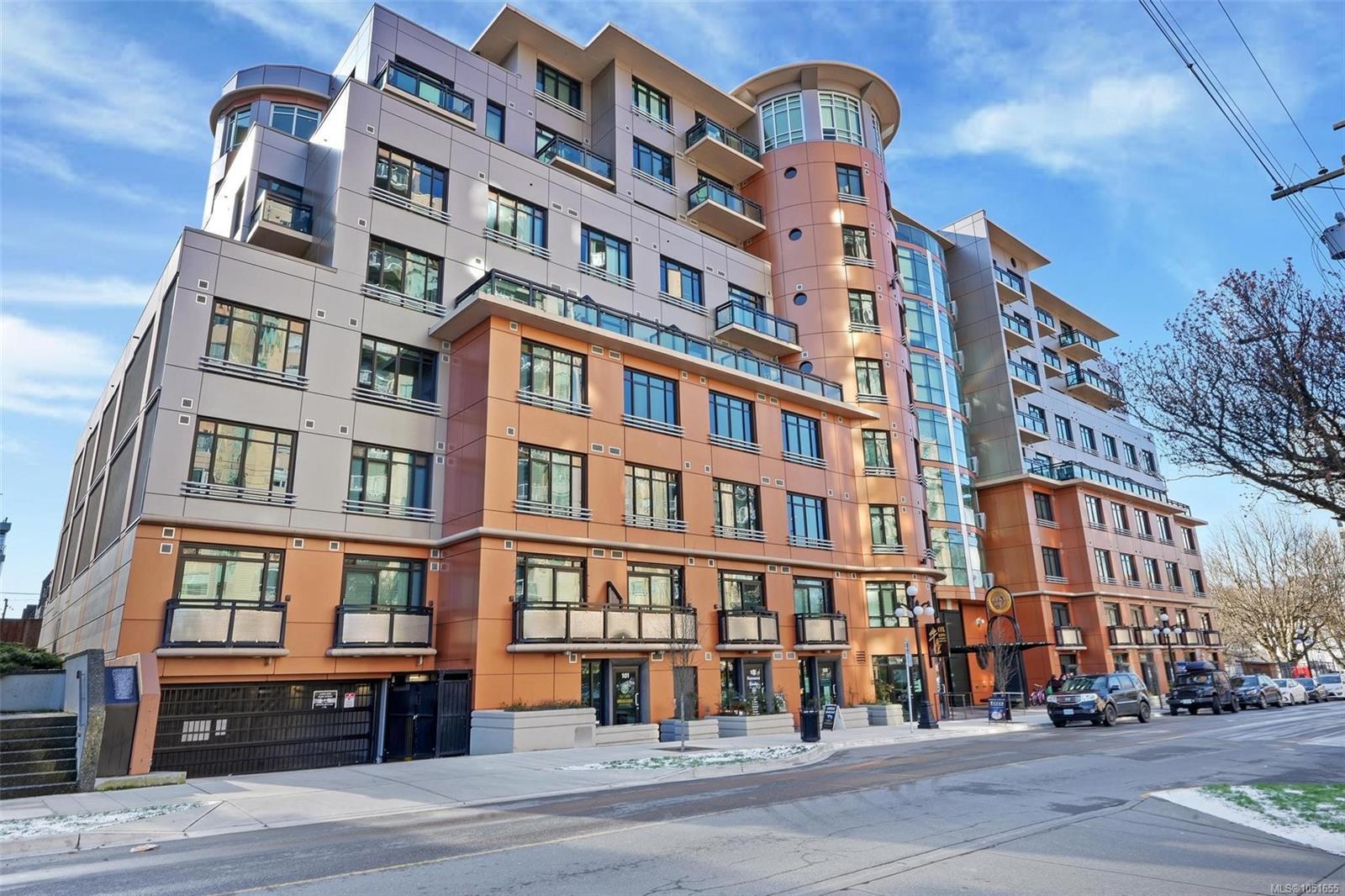 610-1029 View St — listing photo 2 of 23