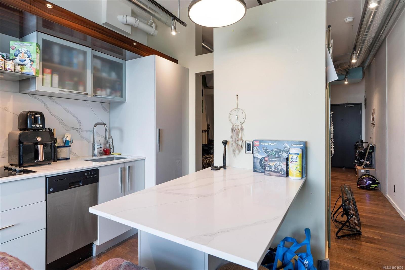 610-1029 View St — listing photo 12 of 23