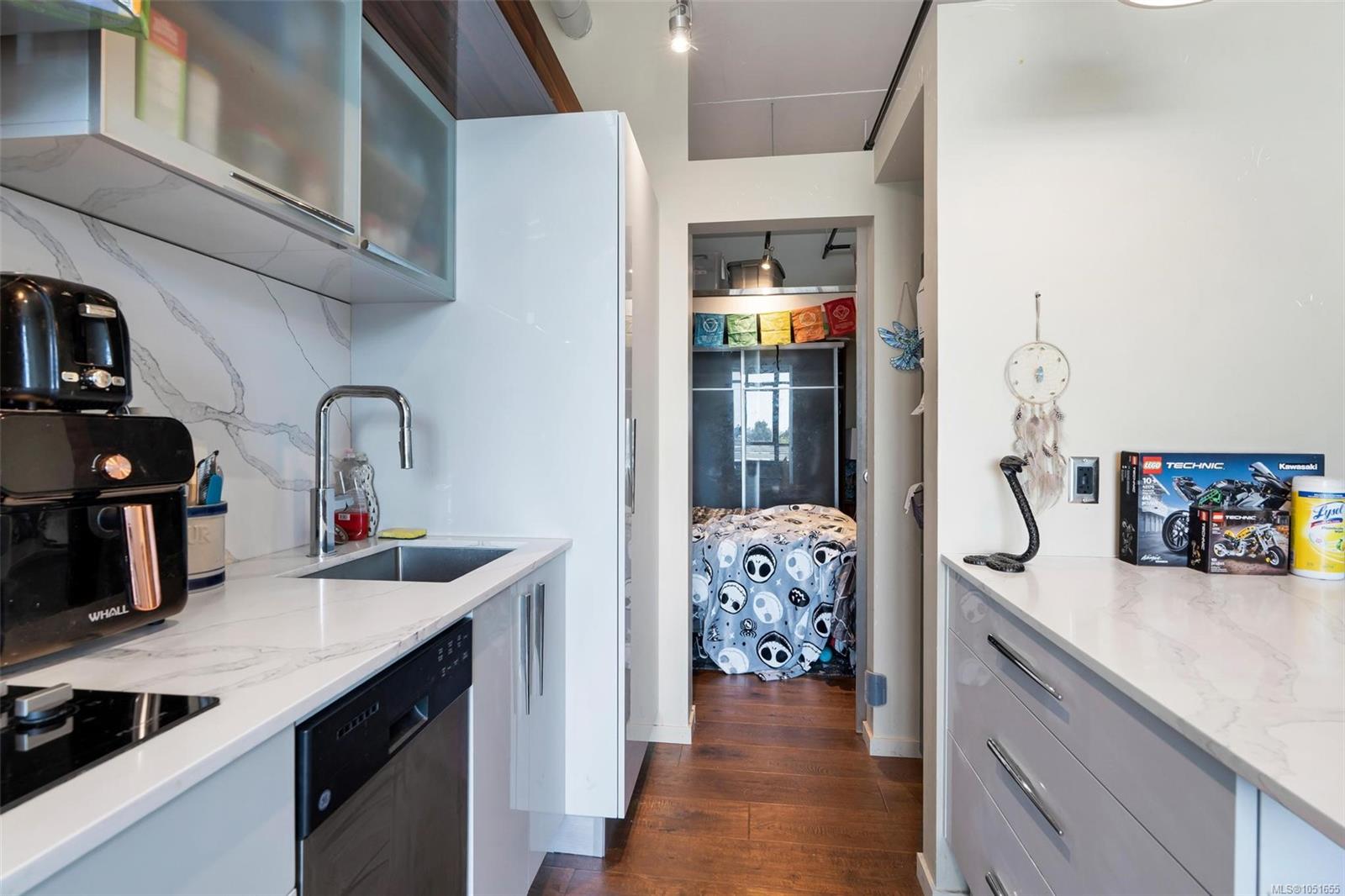 610-1029 View St — listing photo 14 of 23