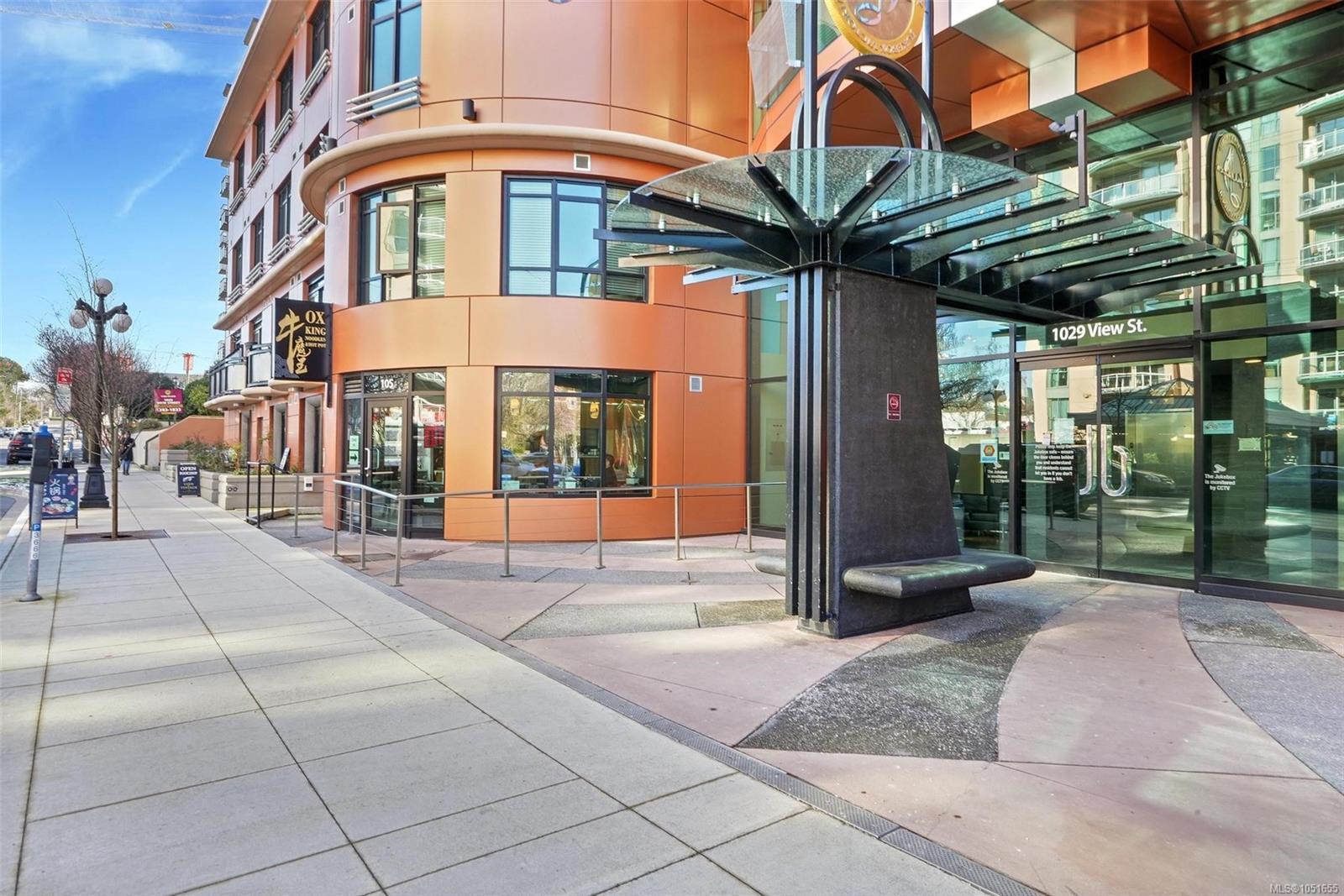 610-1029 View St — listing photo 3 of 23