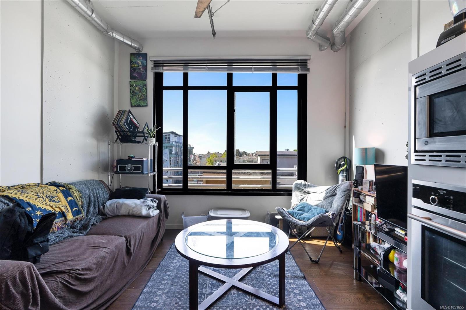 610-1029 View St — listing photo 4 of 23