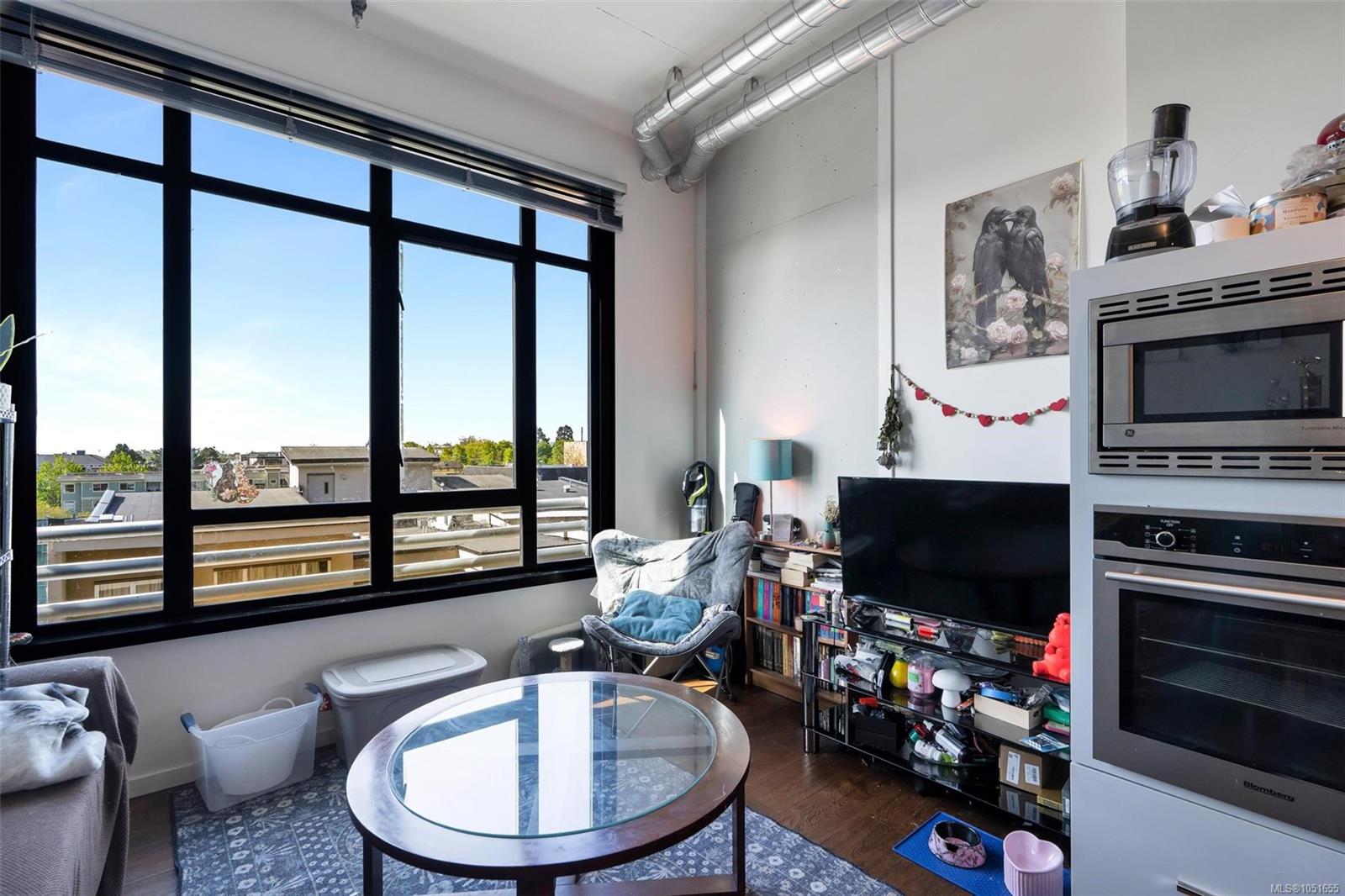 610-1029 View St — listing photo 5 of 23