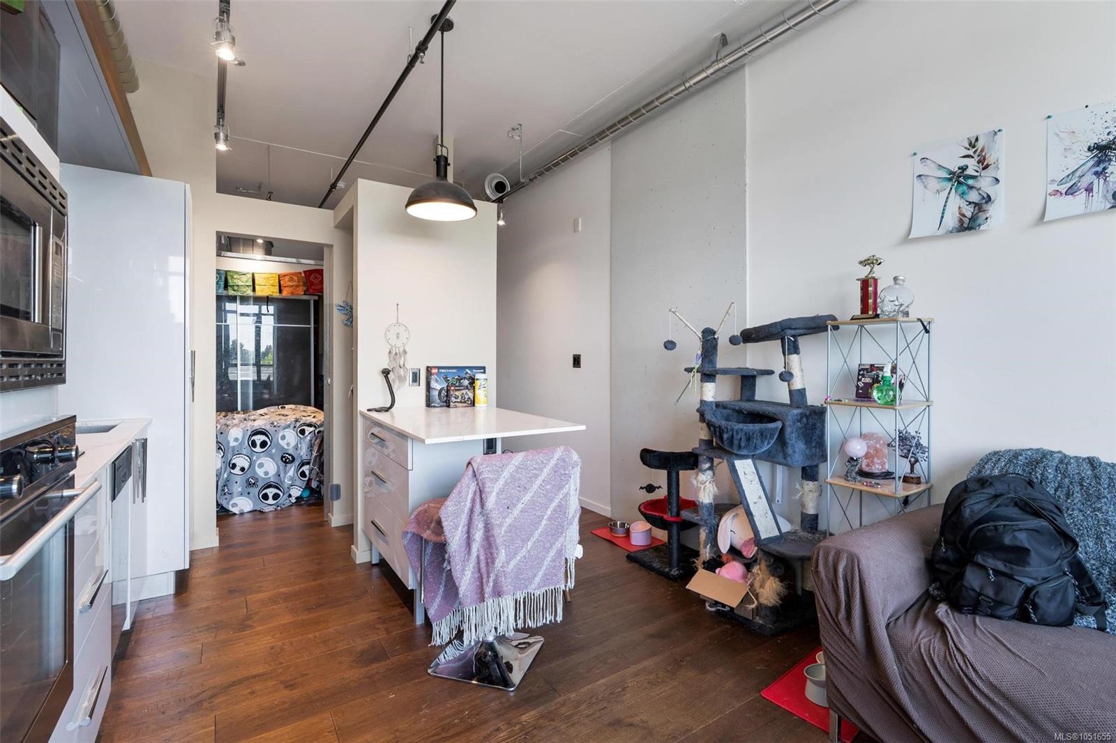 610-1029 View St — listing photo 7 of 23
