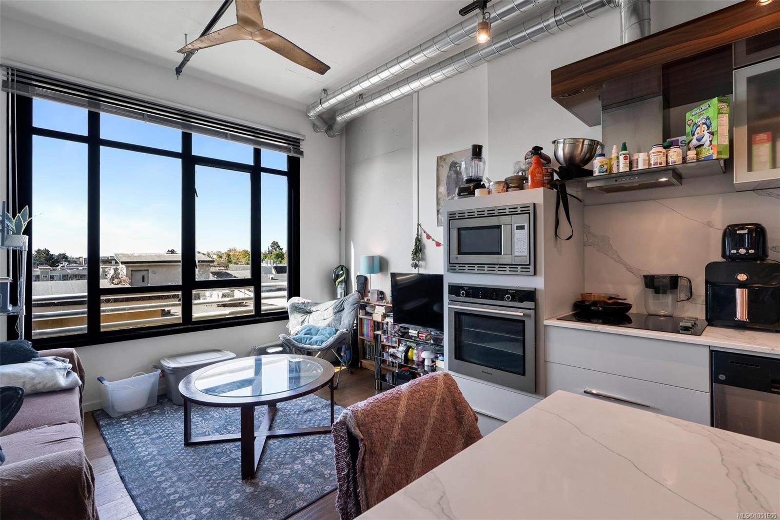 610-1029 View St — listing photo 10 of 23