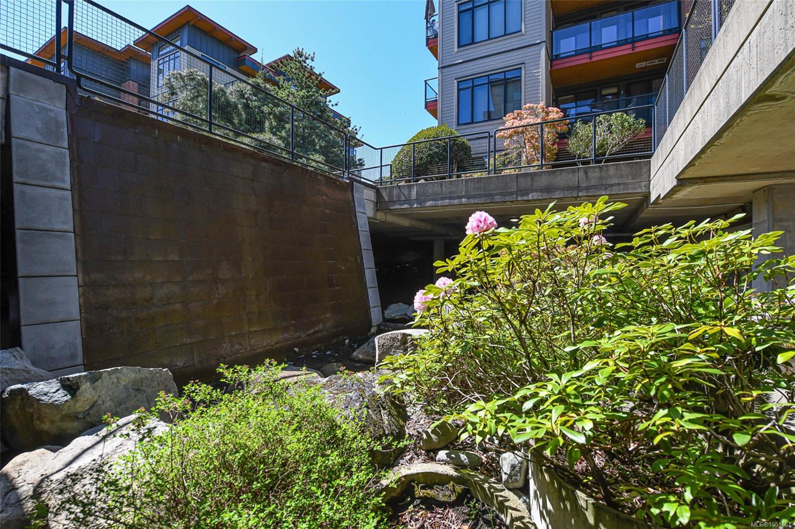 327-2300 Mansfield Dr — listing photo 7 of 40