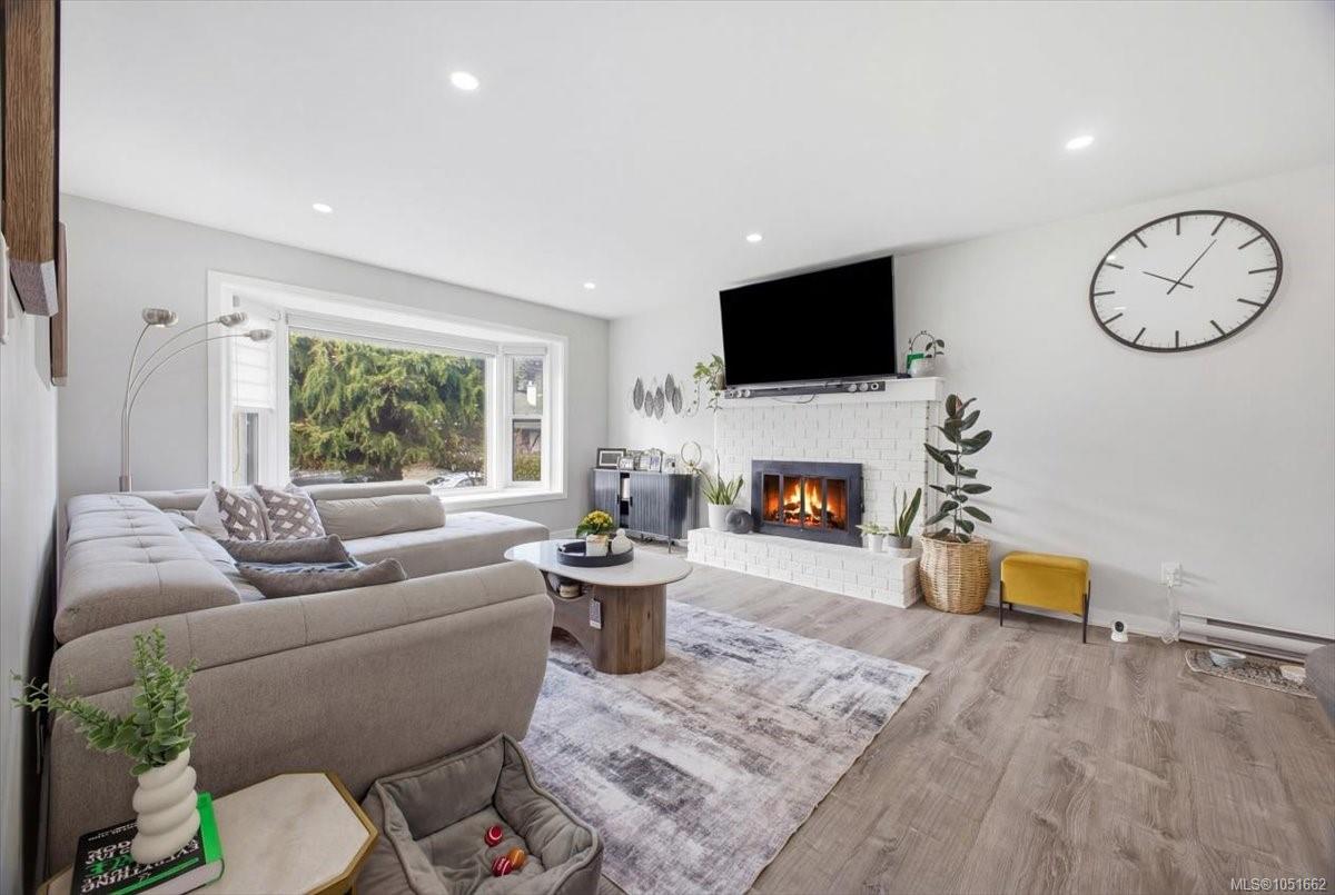 2079 Bay St — listing photo 11 of 65