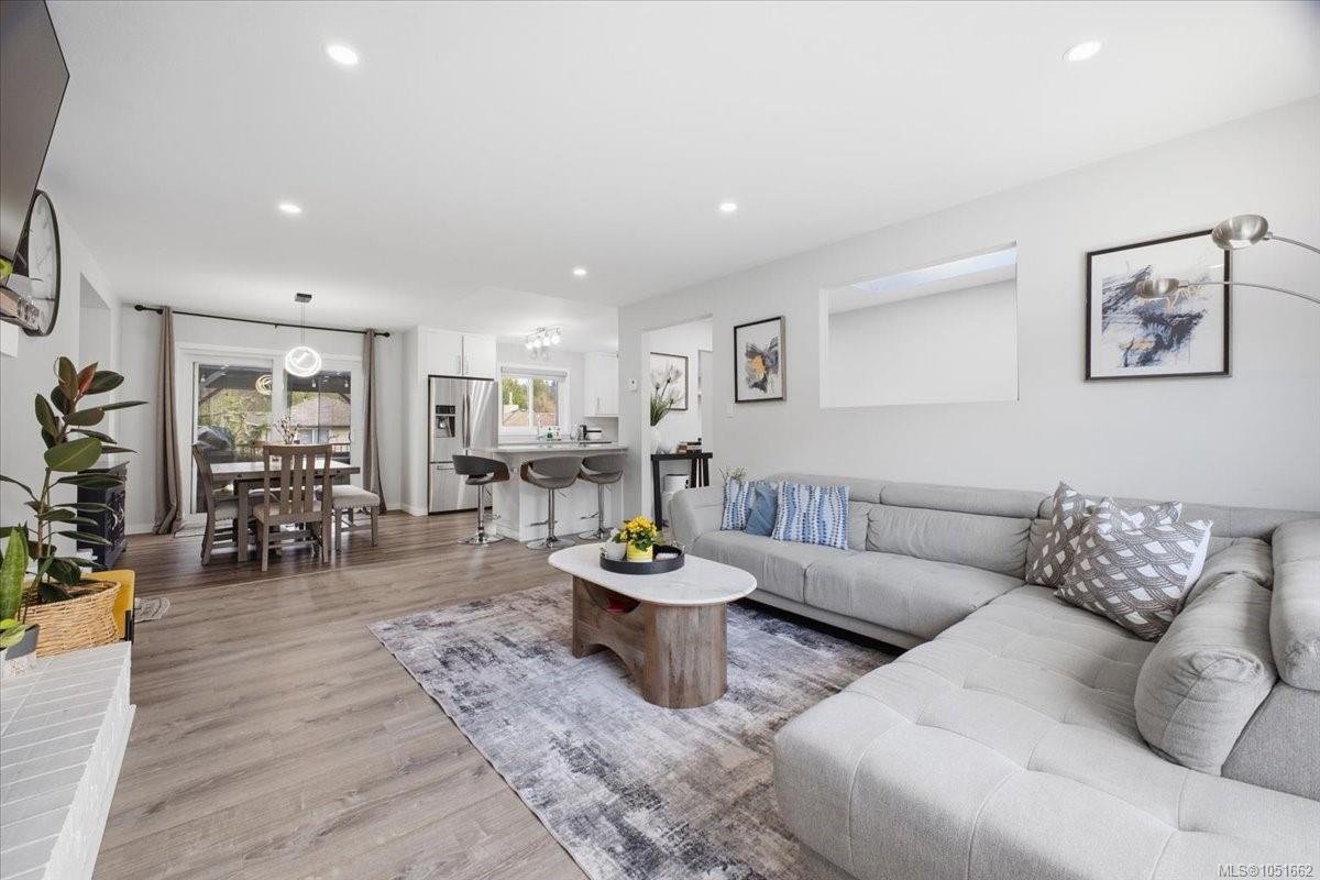 2079 Bay St — listing photo 13 of 65