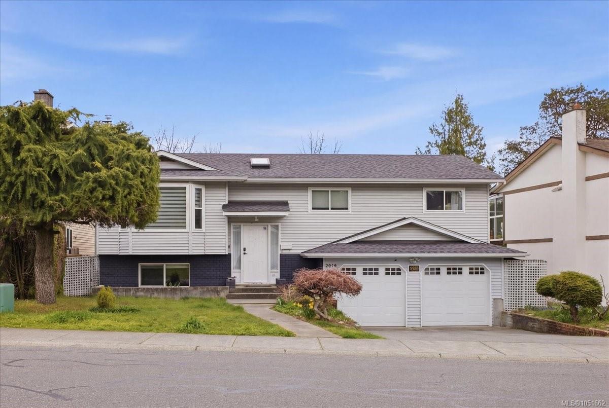 2079 Bay St — listing photo 3 of 65