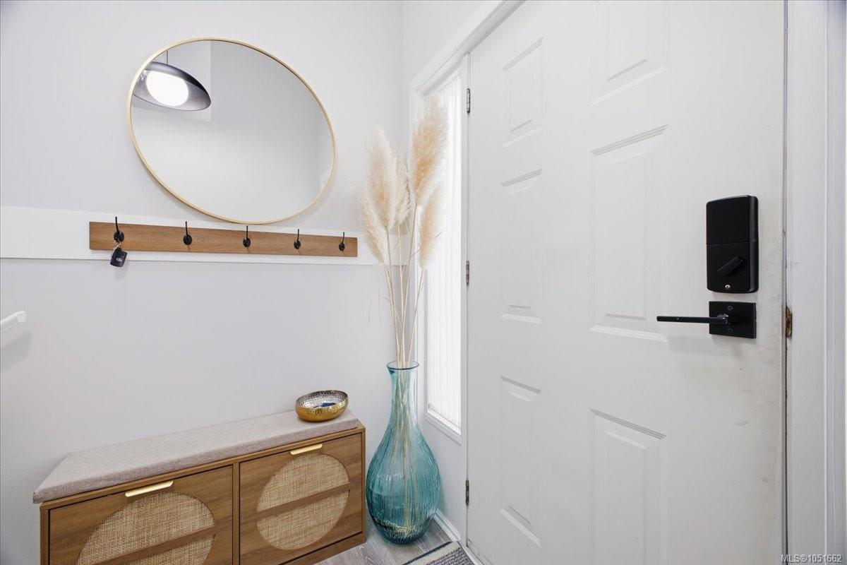 2079 Bay St — listing photo 9 of 65