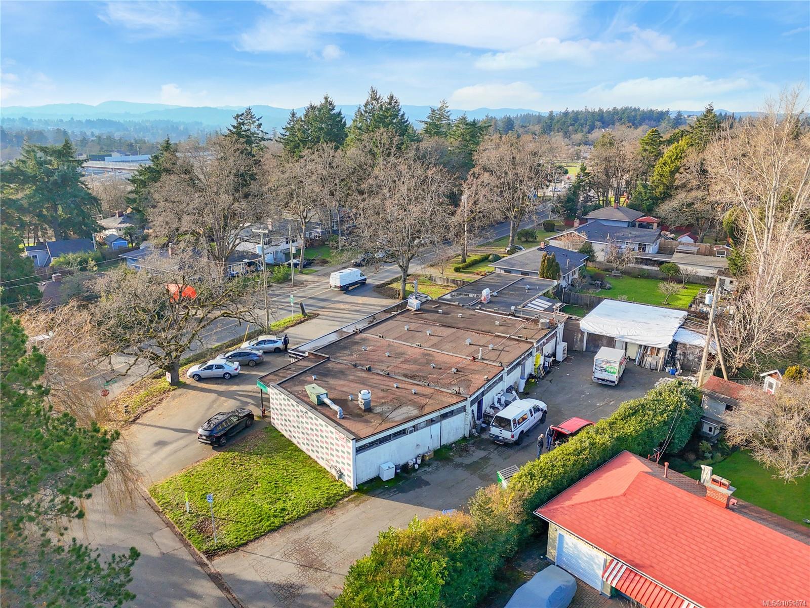 660 Burnside Rd — listing photo 5 of 16