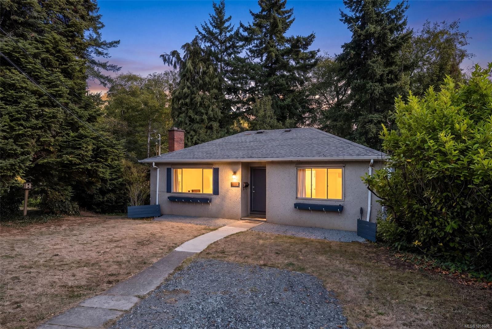 907 McAdoo Pl — listing photo 2 of 27