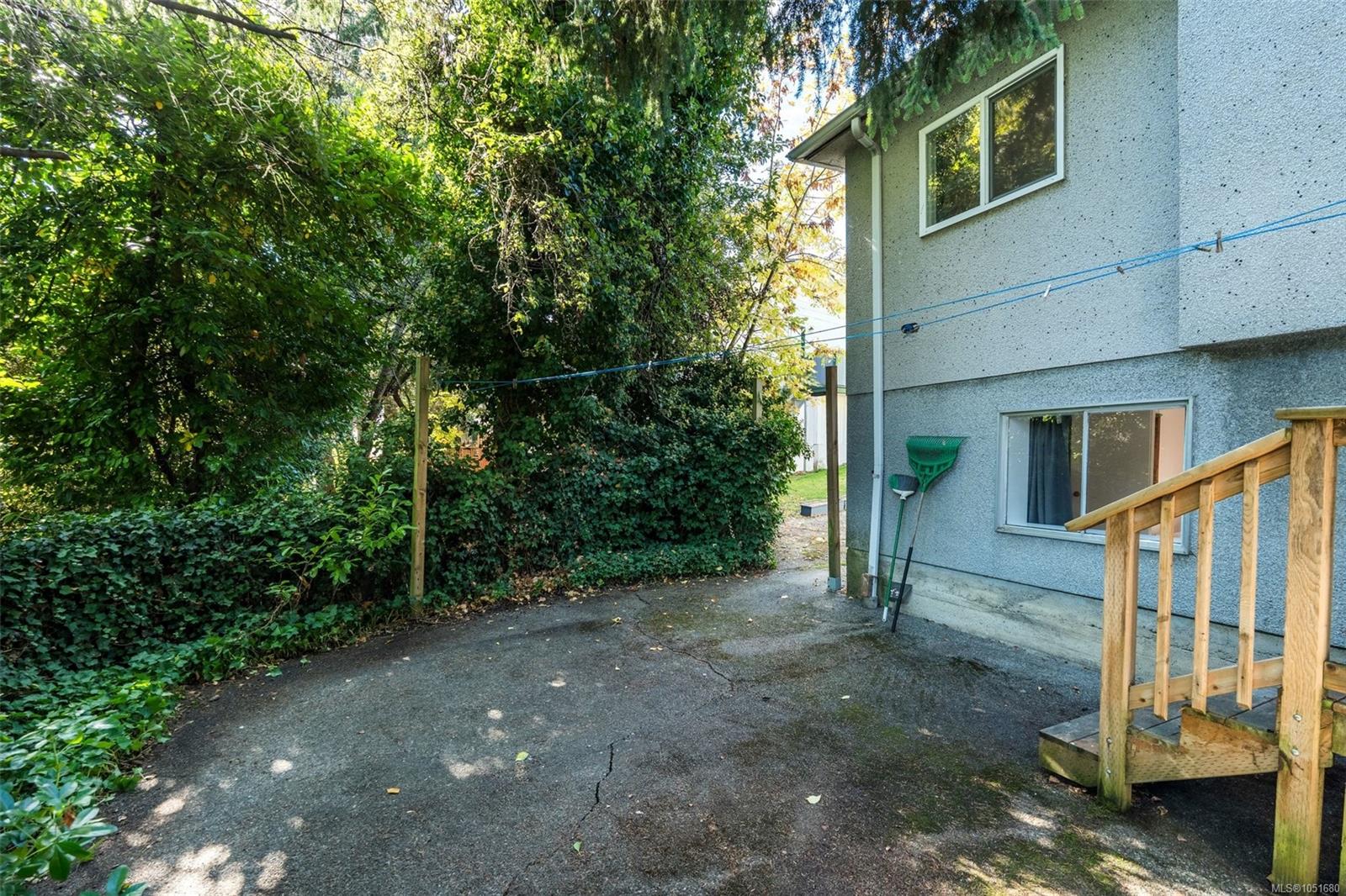 907 McAdoo Pl — listing photo 13 of 27