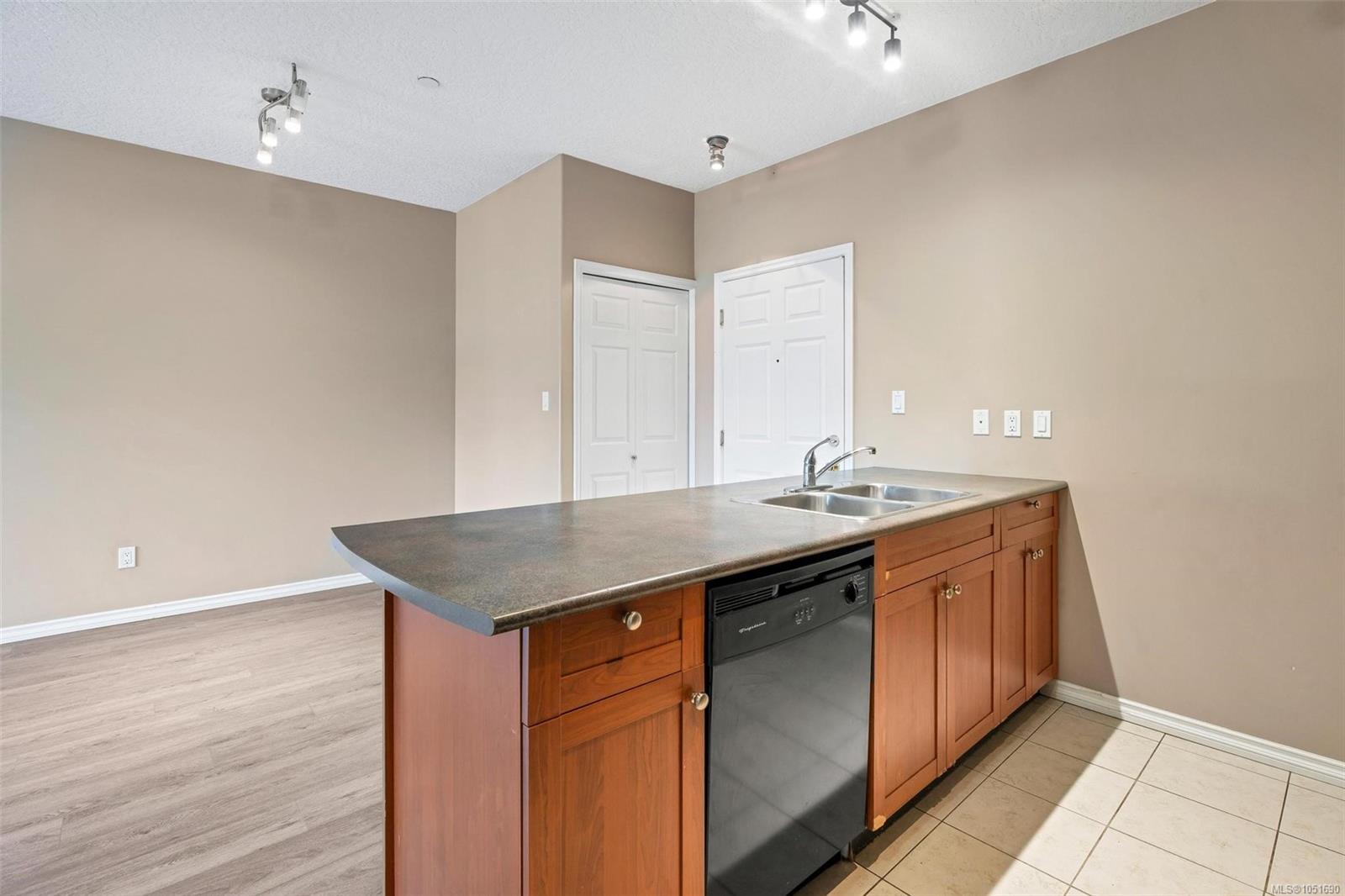 307-2823 Jacklin Rd — listing photo 14 of 32