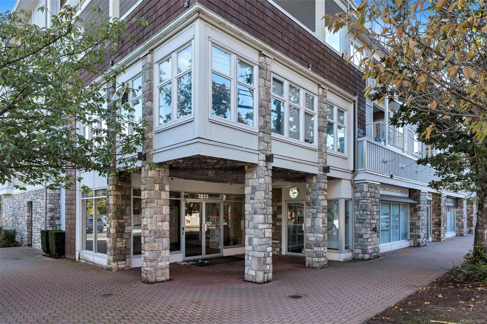 307-2823 Jacklin Rd — listing photo 3 of 32