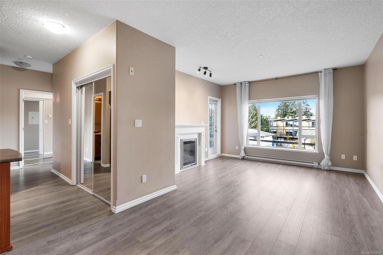 307-2823 Jacklin Rd — listing photo 5 of 32