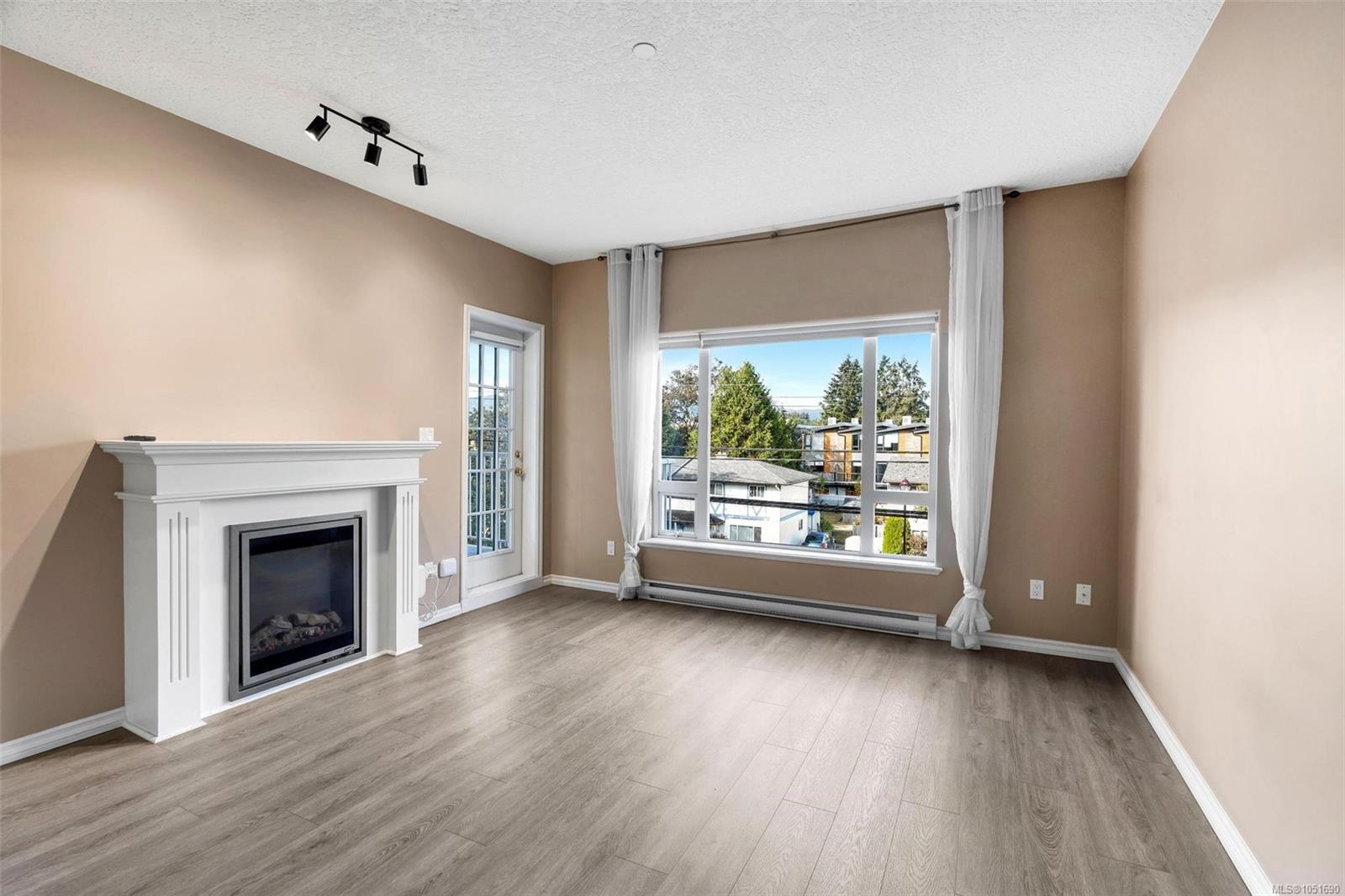 307-2823 Jacklin Rd — listing photo 7 of 32